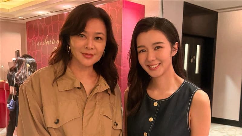 64歲關之琳超真實樣貌曝光！合照港姐麥明詩零修圖濾鏡　驚人模樣掀熱議（新聞配圖）
