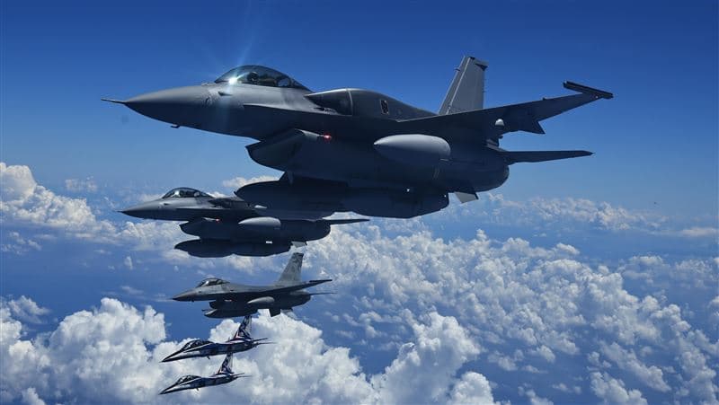 超帥氣!俯瞰太平洋濱 首批2架F-16V blk70返台空拍照曝光了(新聞配圖)
