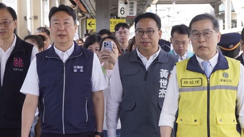 台鐵平鎮臨時站通車!黃世杰與陳世凱搭車進站:公共建設是跨任期接力賽(新聞配圖)