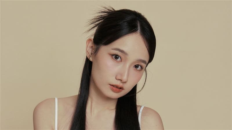 「一支片」炸出160萬讚!23歲正妹女星與愛貓合照 驚人背景曝光(新聞配圖)