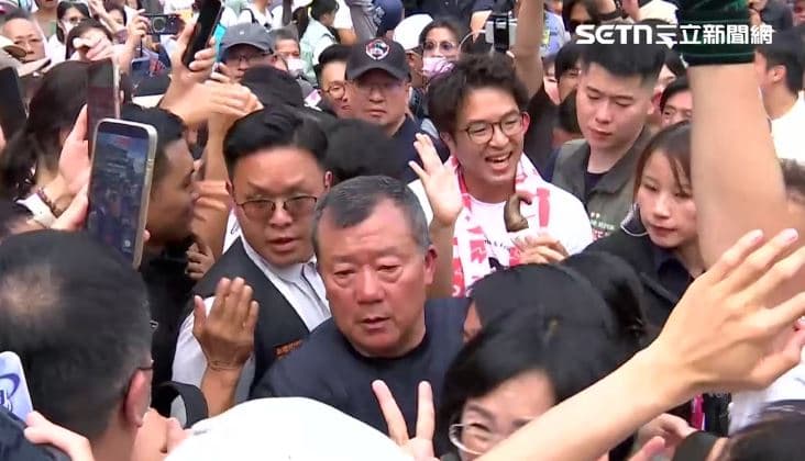 三峽「洋流慧聚」3000人擠爆老街!沈伯洋邊啃金牛角邊擊掌 蘇巧慧噴笑(新聞配圖)