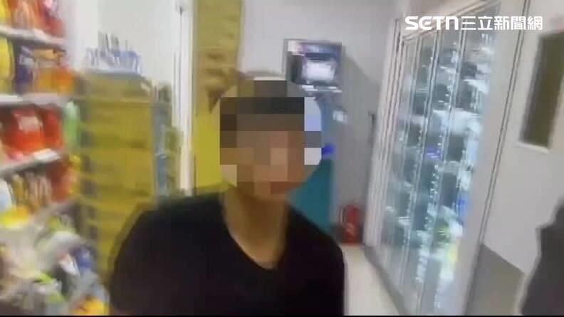 當街開心合照!寧夏夜市亮槍引恐慌 他被圍捕急喊:準備玩生存遊戲(新聞配圖)