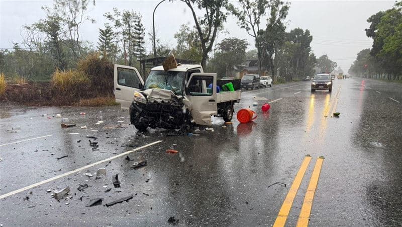 快訊／空車鳴笛飆速！花蓮民間救護車雨中失控「連撞2車」1人不治（新聞配圖）