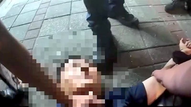 淡水路倒醉翁送醫失控打醉拳 暴打救護員與執勤警遭壓制送辦(新聞配圖)