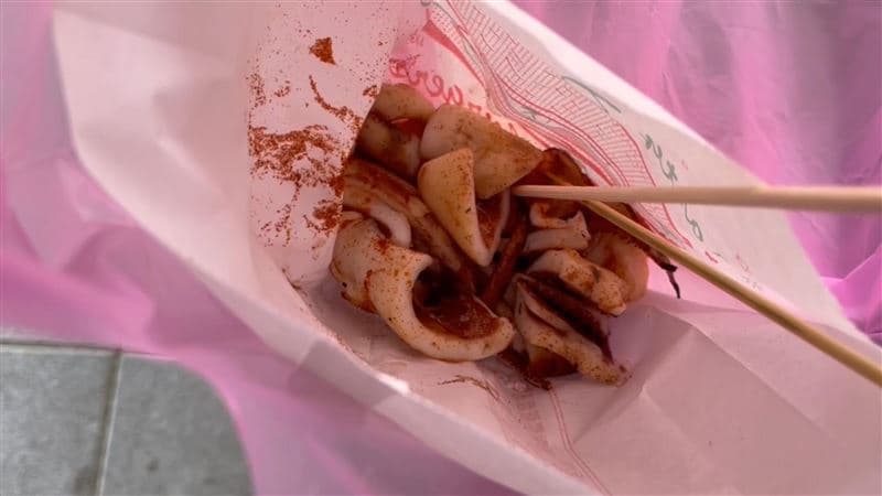 假日逛南寮漁港！250元買2隻烤魷魚「拼湊剩一隻」他示警：真的要當場看（新聞配圖）
