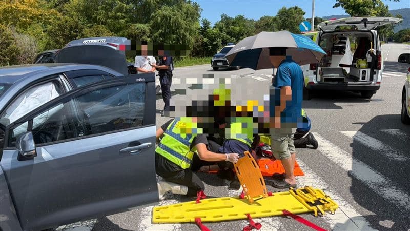 現場慘狀曝光!疑路況不熟闖紅燈 花蓮轎車猛撞休旅車4人送醫1命危(新聞配圖)