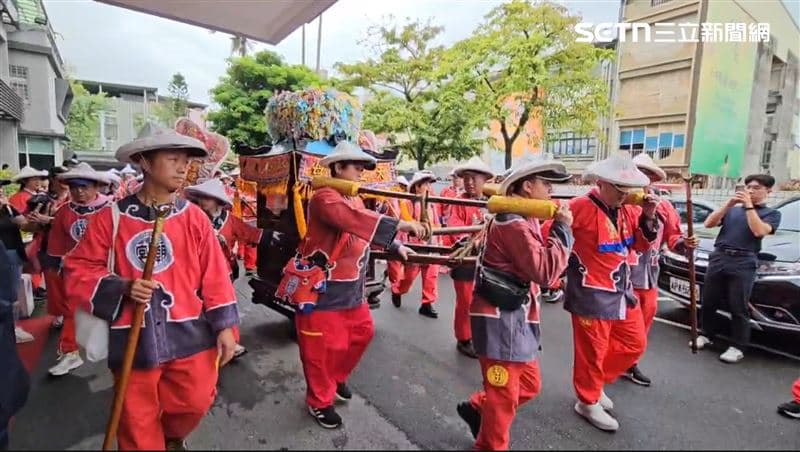 蘭陽媽祖文化節!北港媽停駕宜蘭警局 局長率同仁鑽轎底祈福(新聞配圖)