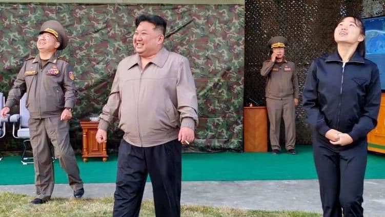 北韓試射導入AI技術飛彈　金正恩帶女兒視察（新聞配圖）