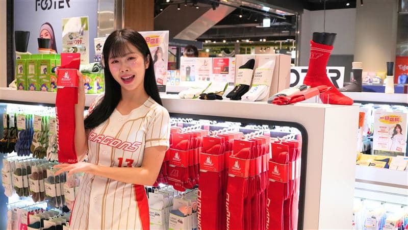 「小龍女」賴可好身材辣翻！一日店長火熱開舞　粉絲近距離嗨翻（新聞配圖）
