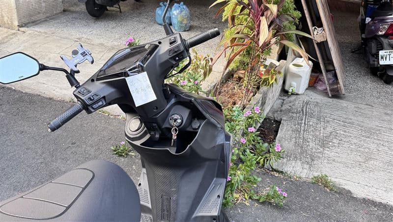 機車遭貼紙條恐嚇嗆:後果自負!牽車時前輪被放氣 台中女氣炸怒告(新聞配圖)