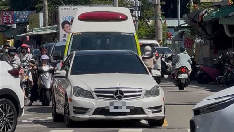 台中賓士車擋路不讓!救護車遭卡堵40秒 目擊者氣炸:竟堅持不動(新聞配圖)