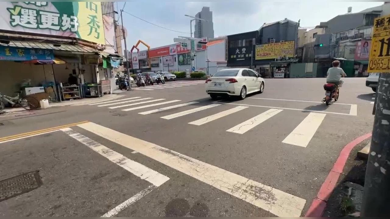 救護車鳴笛遭擋　目擊民眾看不過PO網引討論（新聞配圖）