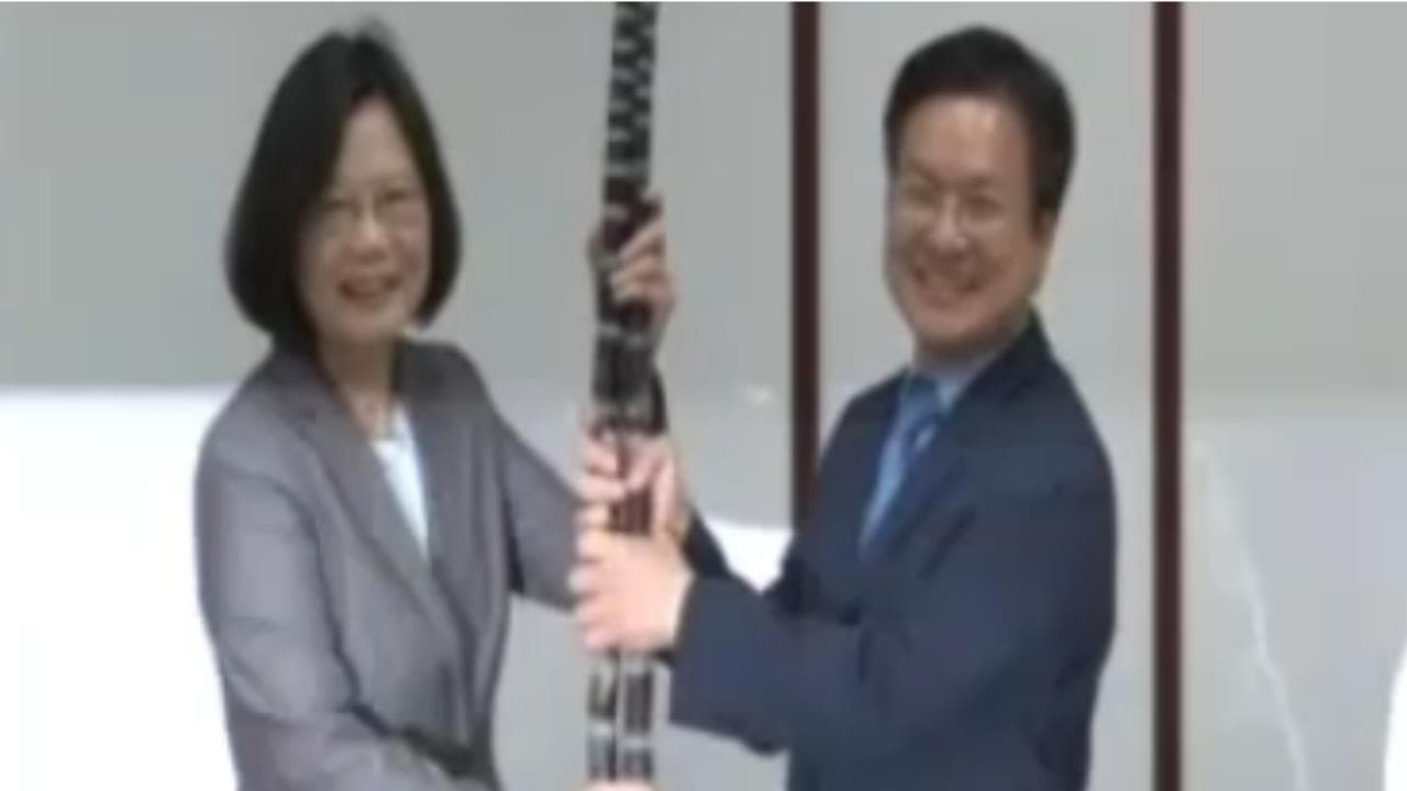 蔣萬安「廟贈甘蔗丟路邊」網笑了!挖蔡英文2015舊片:收兩支隔年當選(新聞配圖)