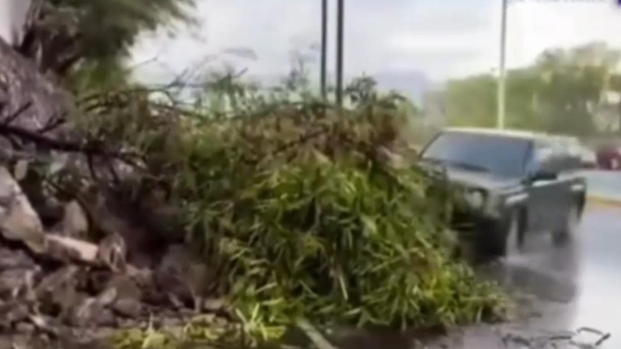 生死一瞬間!女記者豪雨直播一半竟遭失控車「當場撞飛」…驚悚瞬間曝光(新聞配圖)