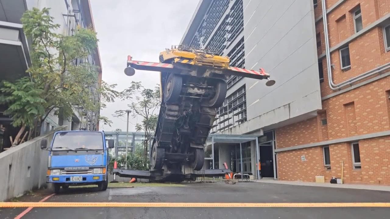 宜蘭科學園區重大工安事故 吊車翻覆工人高空墜落1死1傷(新聞配圖)