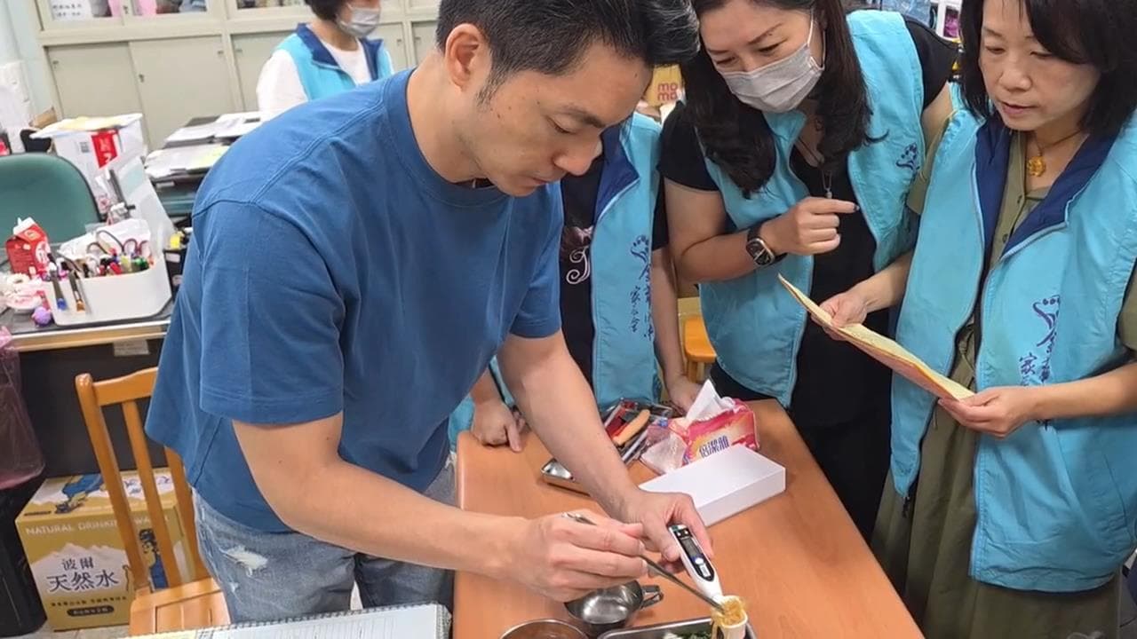 蔣萬安視察校園食安「測鹹度」 黃偉哲狠酸重點是態度(新聞配圖)