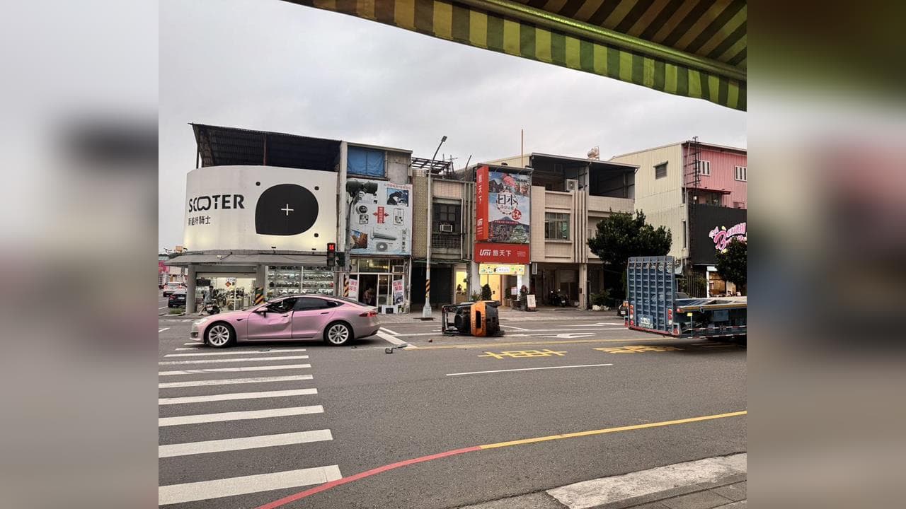 驚險！疑未固定好「堆高機突翻落砸車」　女駕駛輕傷（新聞配圖）