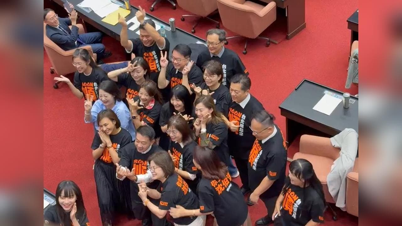 快新聞/綠委齊穿「順T」大合唱!沈伯洋競總4日成立 吳沛憶曝王義川這件事(新聞配圖)