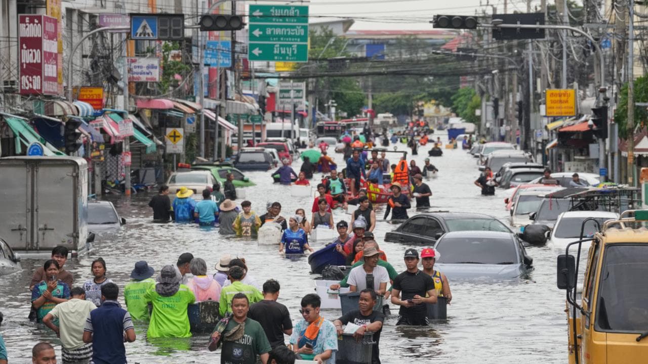 3天暴雨重創曼谷！泰國總理勘災稱「已控制」惹怒災民　赤腳涉水挨批作秀（新聞配圖）