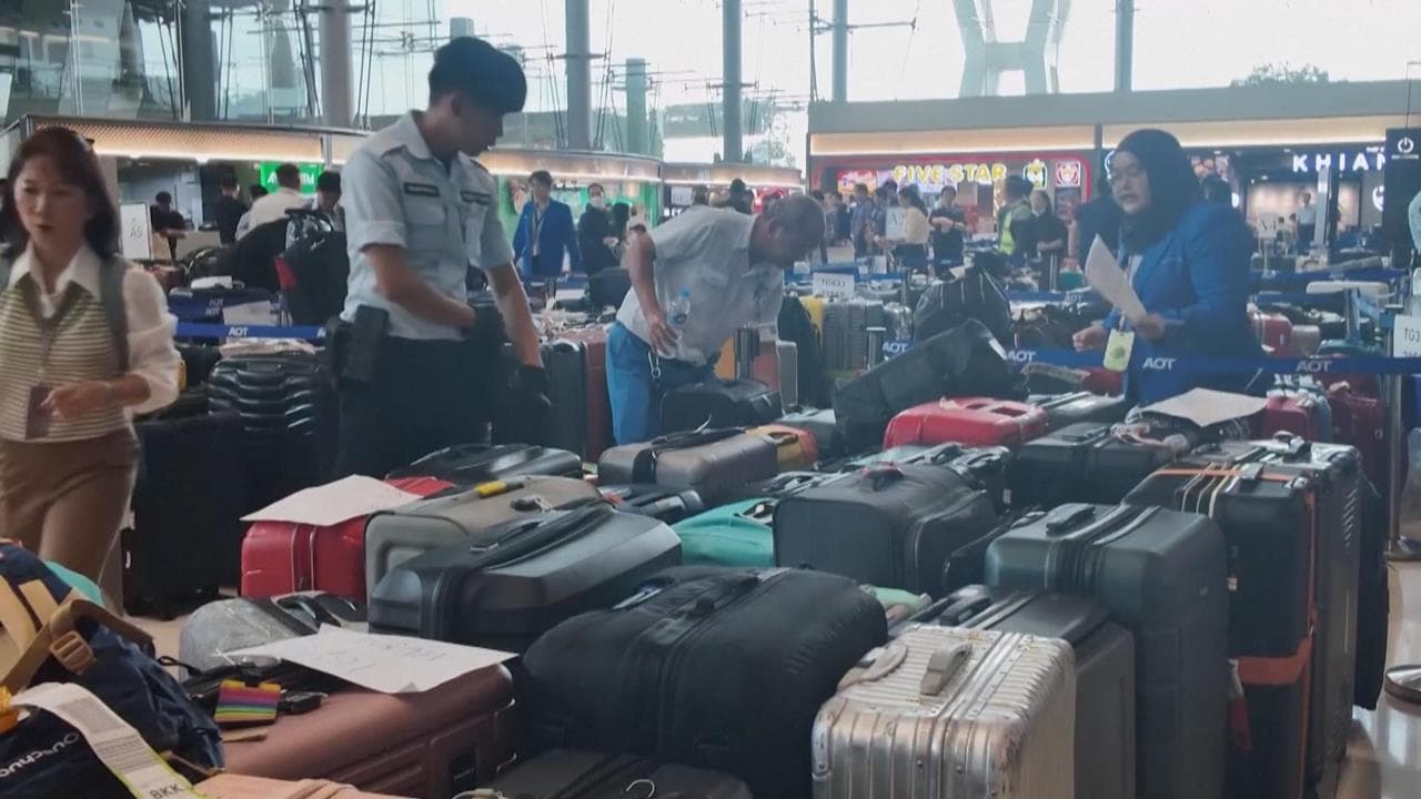 曼谷淹大水 地勤上不了班 數千件行李塞爆機場(新聞配圖)