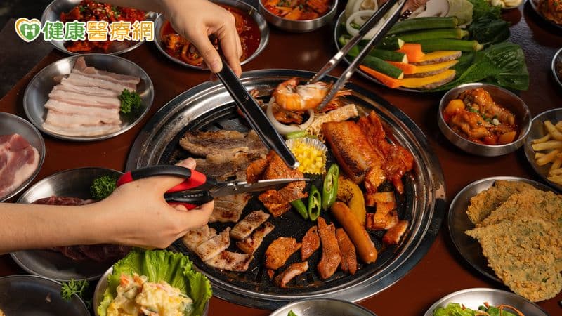連假聚餐頻繁影響健康？醫：可「先蔬後肉」、分食共享（新聞配圖）