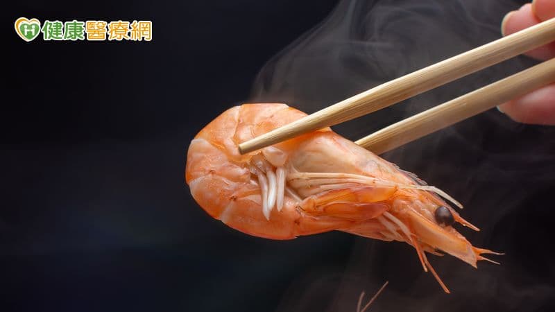 上班習慣坐得「像蝦子」?姿勢不良影響多 物理治療師教辦公桌調整策略(新聞配圖)