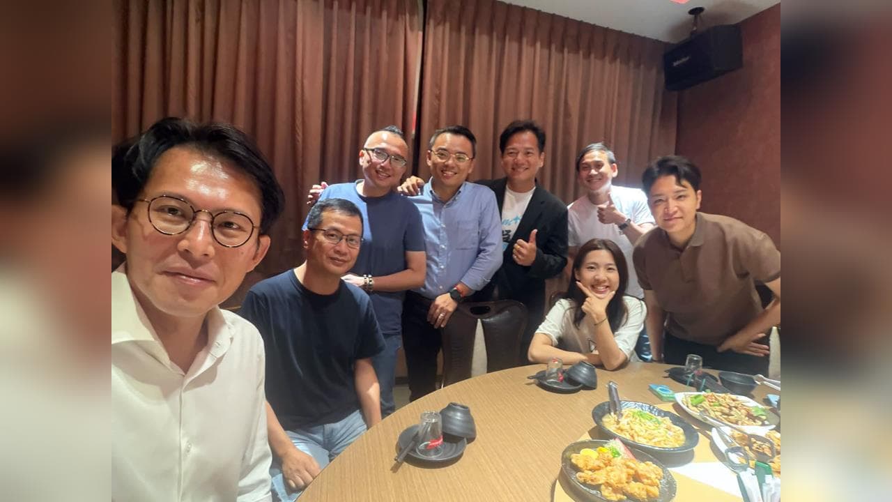 快新聞／黃國昌喊並肩前行！突秀8藍委合照　網批「關燈手」：要入黨了？（新聞配圖）