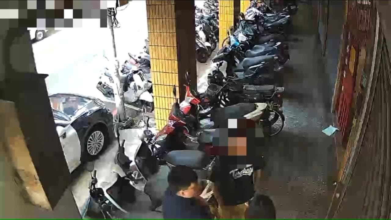 不滿兩雙拖鞋遭竊 4樓住戶持鐵鎚狂敲鄰居門(新聞配圖)