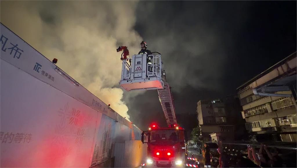 北市都更工地深夜火警！地下室悶燒3000平方公尺 超過百名消防灌救（新聞配圖）