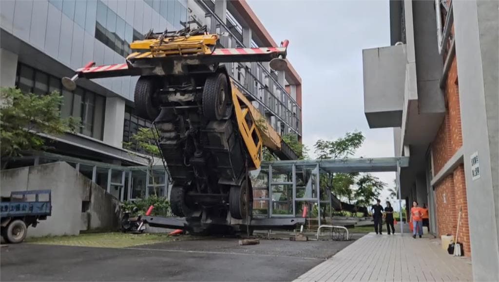 宜蘭科學園區「吊車翹孤輪」!2工人清洗外牆墜落1死1傷(新聞配圖)