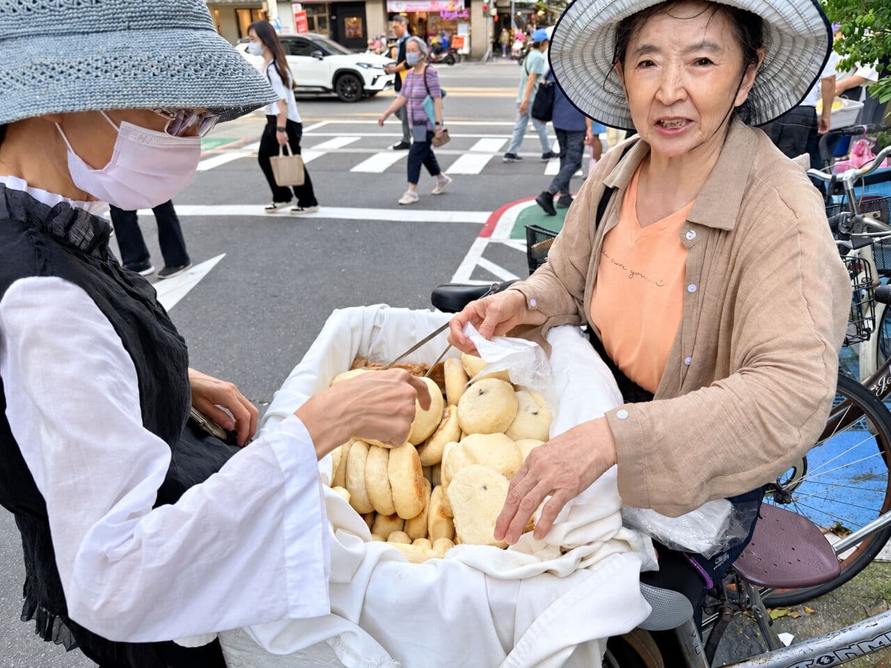 捷運永春站出口旁無招牌小攤 婆婆手作老麵酒釀餅有蒸有烤(新聞配圖)