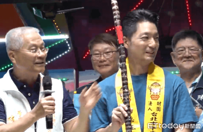 蔣萬安丟包甘蔗惹議　她心疼曝背後由來：是8旬長輩敬獻土地公的心意（新聞配圖）