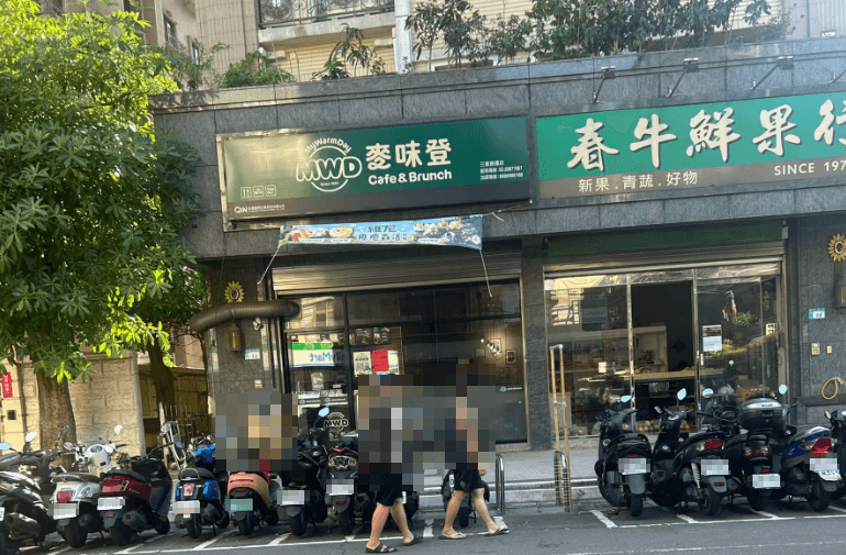 女童遭掛牌羞辱遊街　鄰居曝「長太像離家的媽媽」被父親針對（新聞配圖）