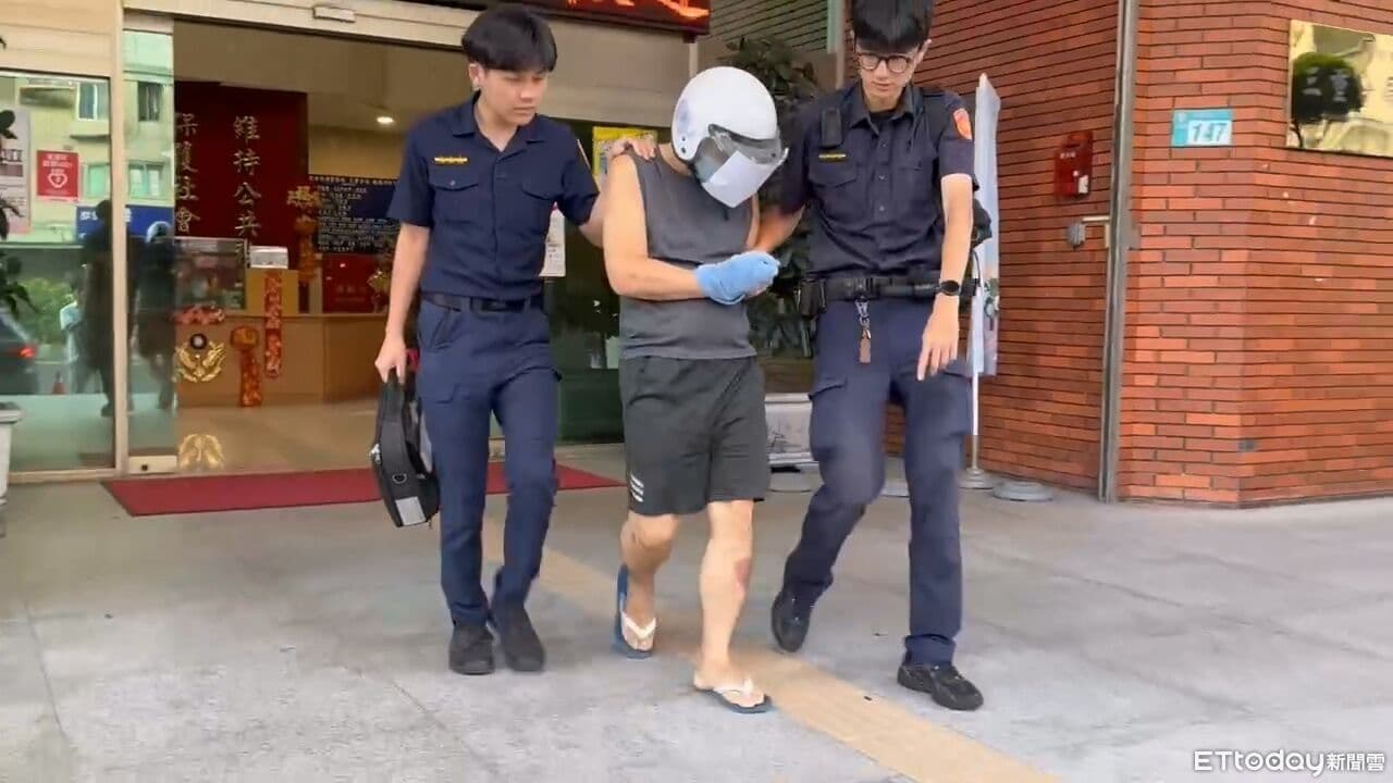 快訊／13歲女童被逼掛畜生紙板遊街　惡父深夜羈押禁見理由曝光（新聞配圖）