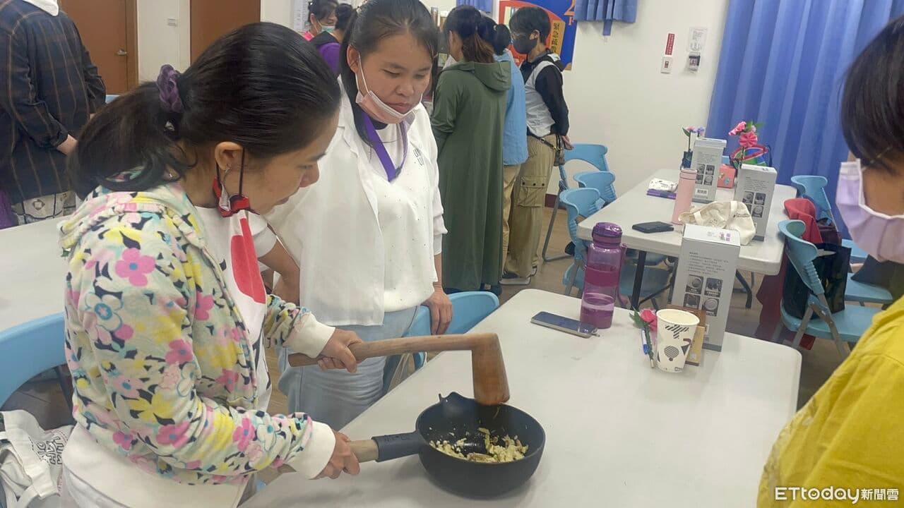 槌出一碗道地桂林打油茶 新住民帶學員一敲一打品家鄉味(新聞配圖)