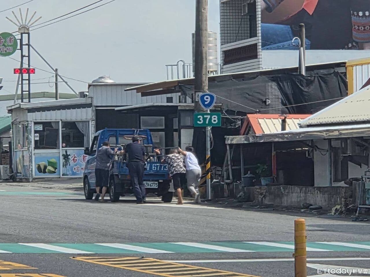 小貨車拋錨卡路中!屏東大武警民合力排除 恢復通行(新聞配圖)