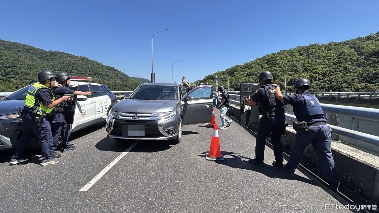 大武警金融機構防搶演練超逼真 強化攔截圍捕應變能力(新聞配圖)