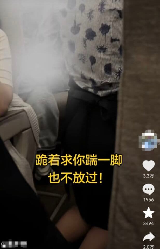 空服員下跪求乘客「踹一腳也好」 東航稱高度重視但「還沒有結果」(新聞配圖)