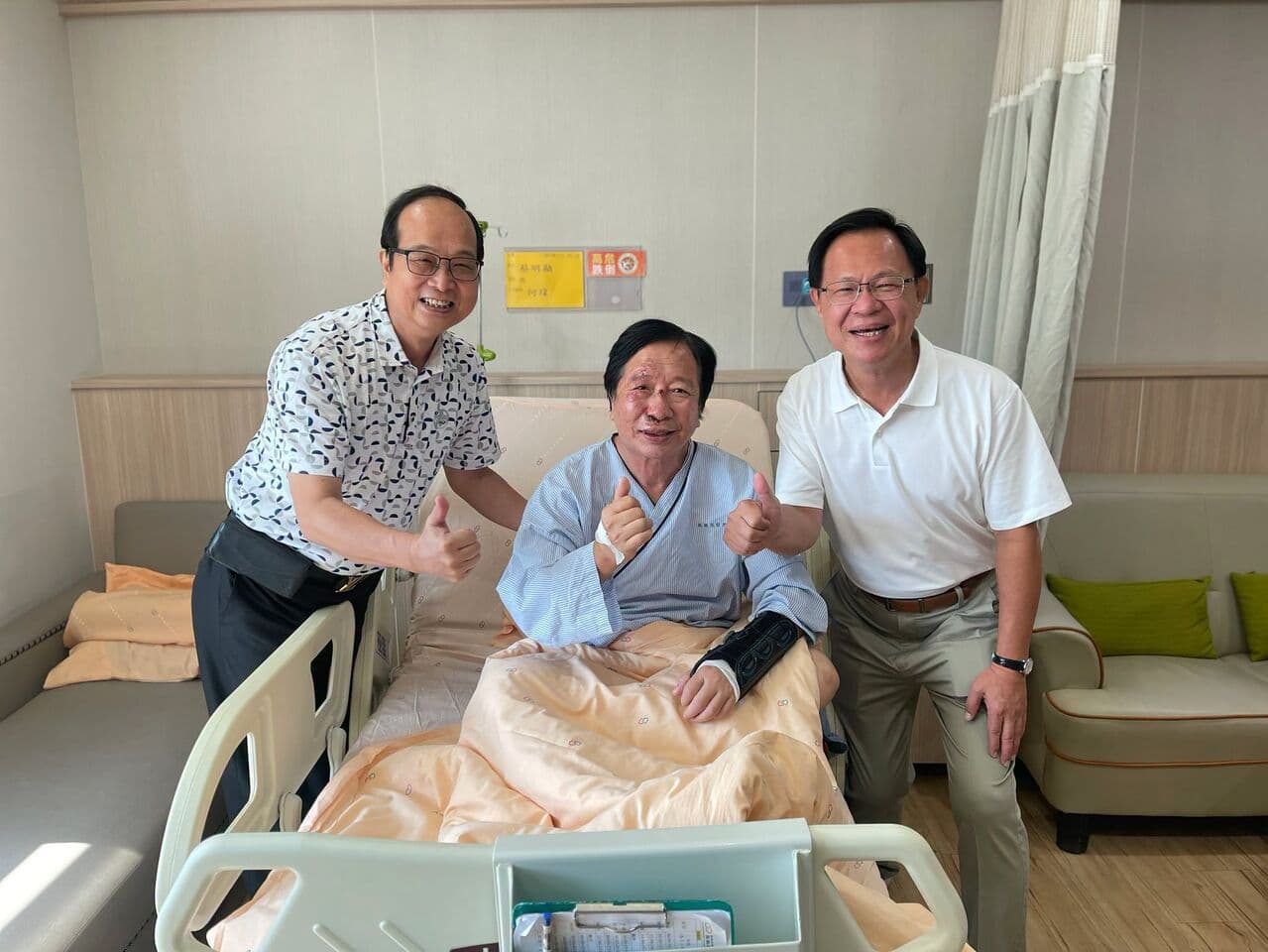 藍黨部主委蔡明顯昏倒摔下台傷勢照曝 左手骨折、臉部多處受傷(新聞配圖)