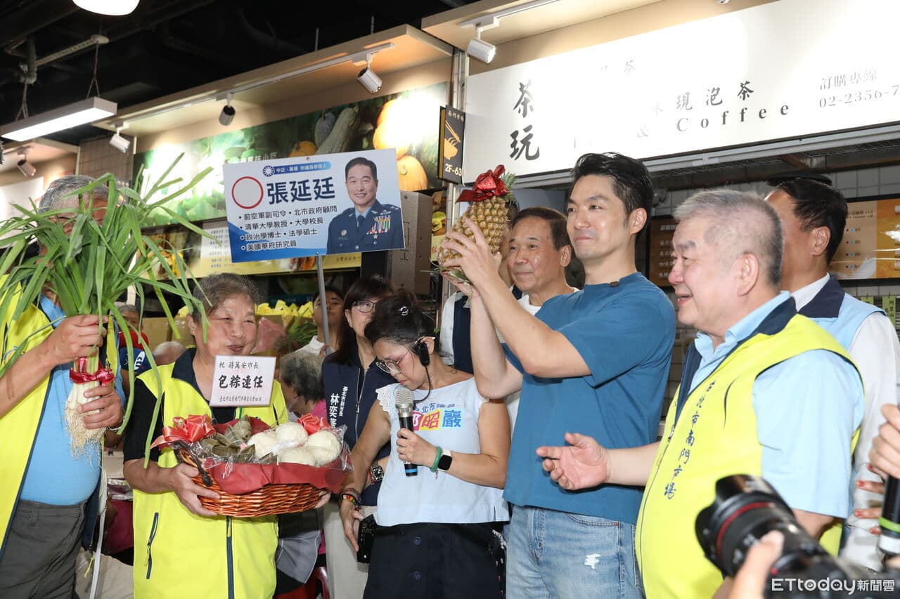 蔣萬安逐桌敬酒民眾狂喊「凍蒜」　柯文哲同場刻意快閃不碰頭（新聞配圖）