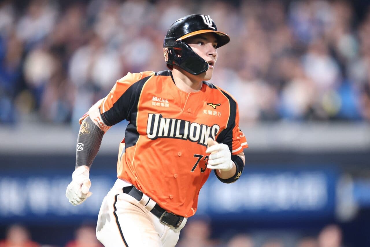 陳聖平開轟後嗨跳「閃身步」 9月4度MVP 餅總笑:不夠啊!(新聞配圖)