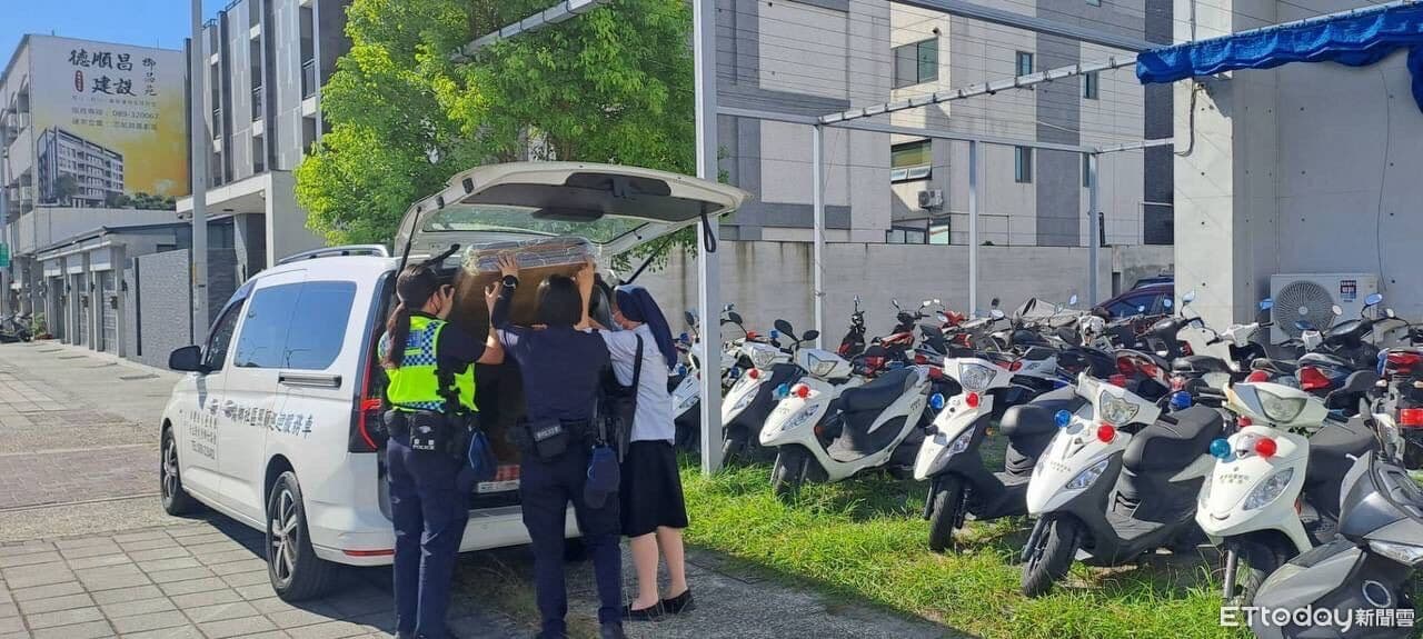 民眾領回拾得床墊 台東警主動協助搬運(新聞配圖)