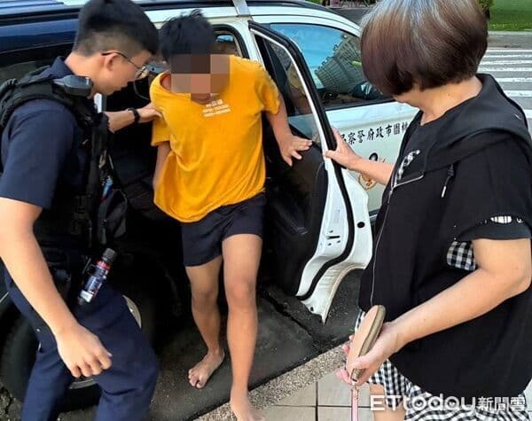 赤腳短褲男喝飲料沒帶錢 警靠衣服上聯絡資訊助返家(新聞配圖)