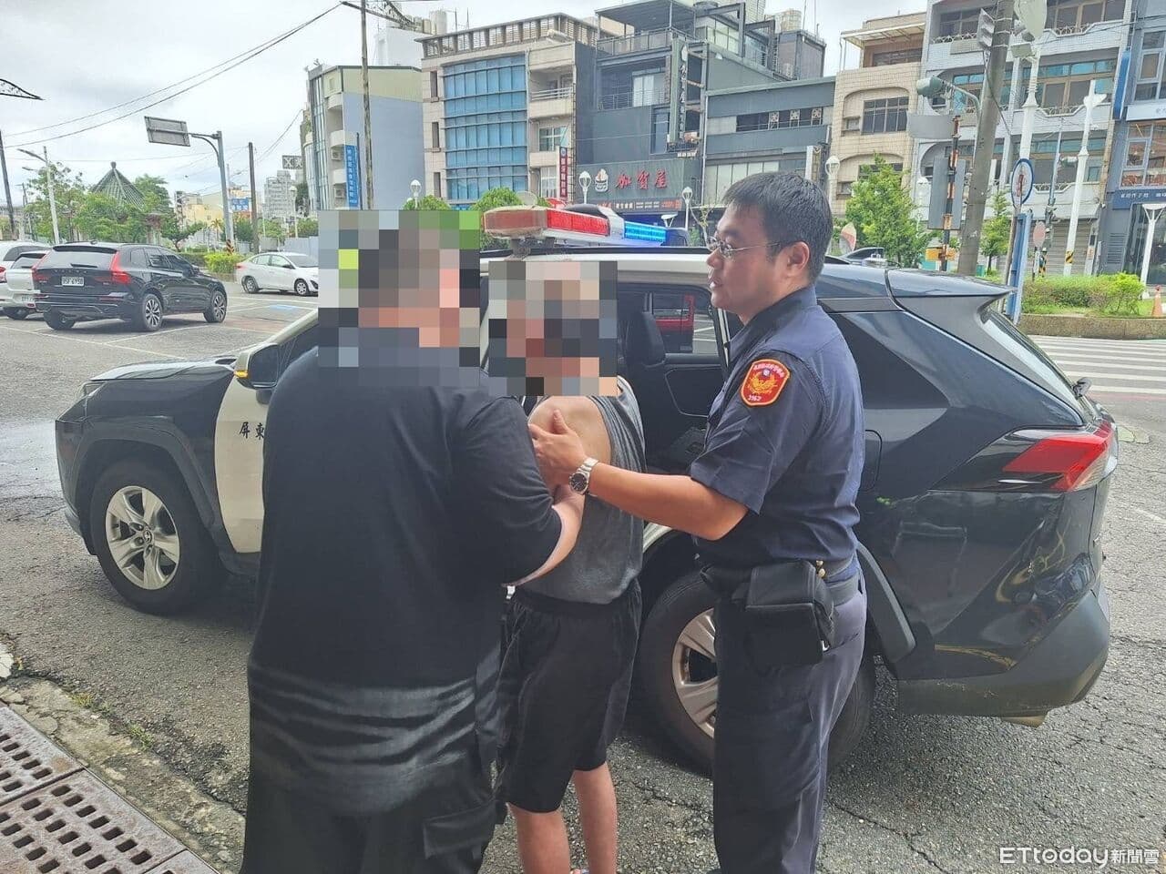 88歲翁獨坐餐廳前！東港警查身分　一路護送平安返家（新聞配圖）