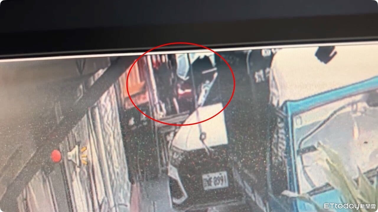 案情大突破!22歲男遭「熱熔膠打死」 車行老闆協助搬屍畫面曝(新聞配圖)