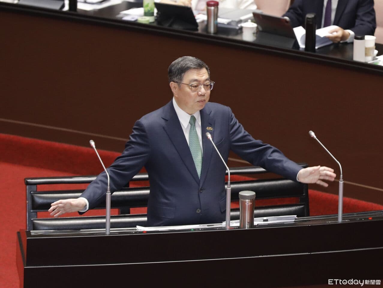 被問會怎寫墓誌銘 卓榮泰稱應交歷史評價:我恪遵憲法、依法行政(新聞配圖)