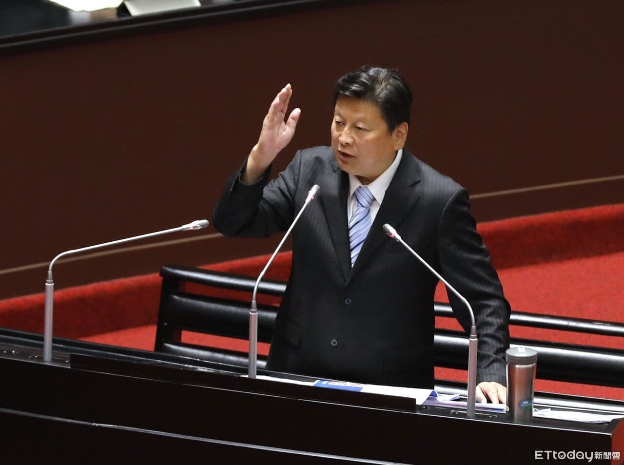 傅崐萁為蘇花安拍桌!嗆「把政權交給我們」 卓榮泰:你多努力吧(新聞配圖)