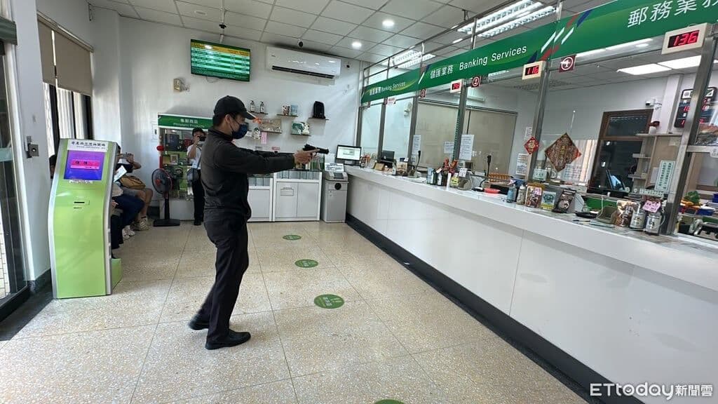 台東警攜手博愛路郵局防搶演練 強化攔截圍捕應變能力(新聞配圖)
