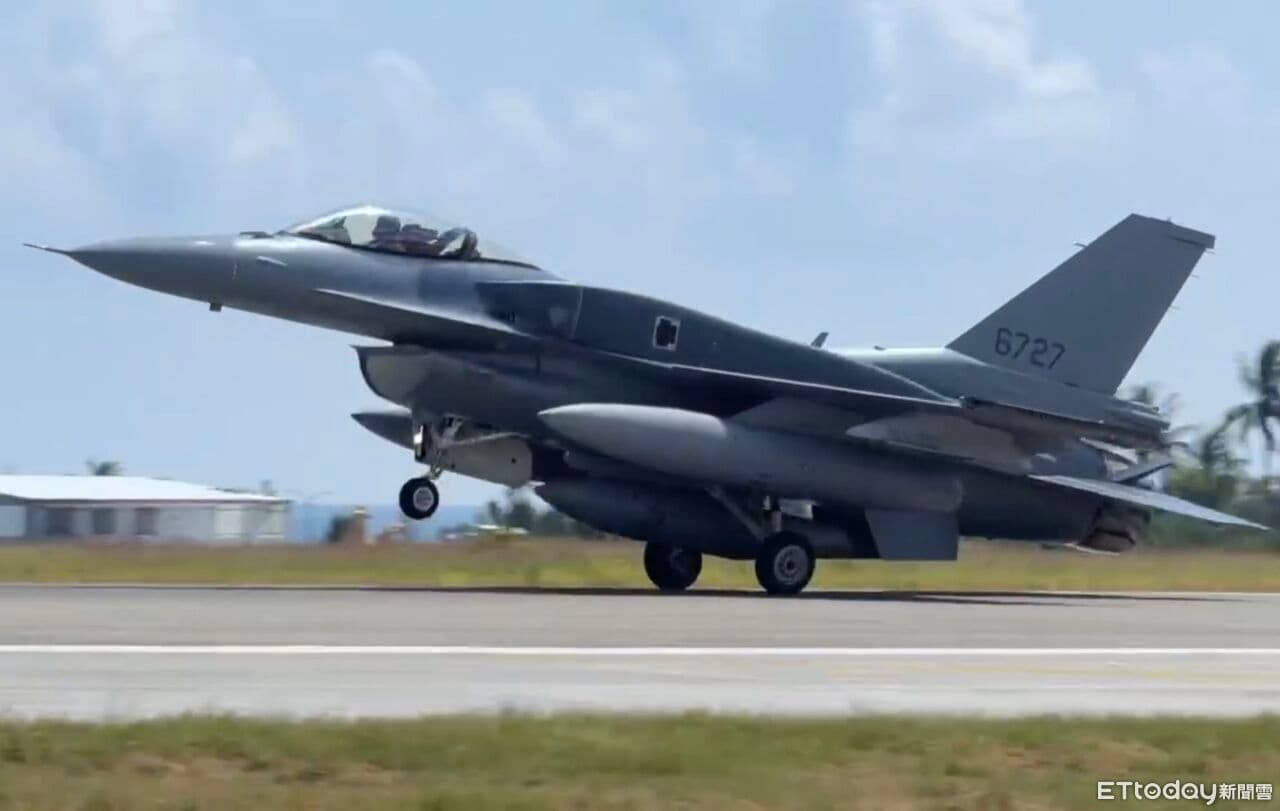 首批2架F-16V來了!編號6727、6728 飛抵台東志航基地(新聞配圖)