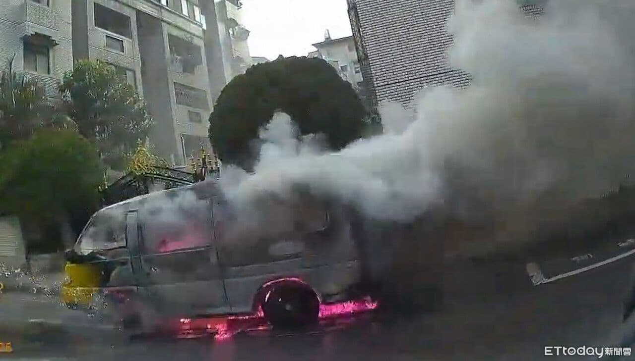 康橋娃娃車載10童突起火「狂冒濃煙」　校方：23天前才保養（新聞配圖）